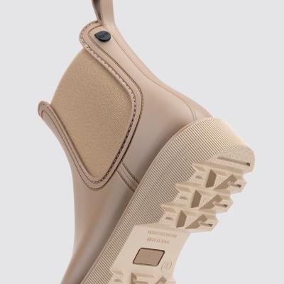 Bota Chelsea bege com elástico lateral e sola robusta