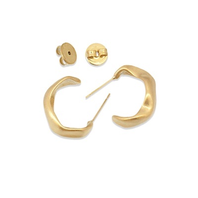 Brincos dourados com design irregular e fecho de pressão