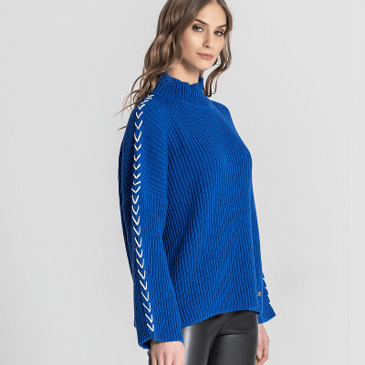 Camisola azul royal de malha grossa com riscas brancas nas mangas