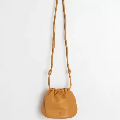 Bolsa castanha pequena tipo saco com alça longa ajustável