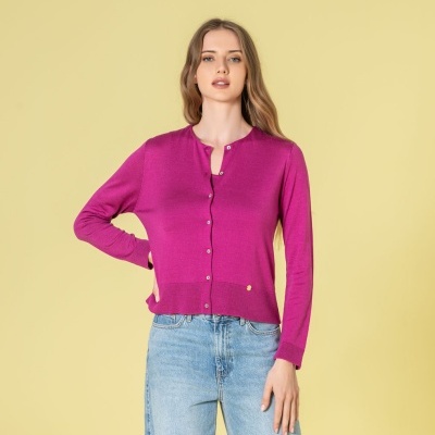 Mulher com cardigan roxo de malha fina e calças de ganga azuis