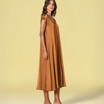 Vestido midi castanho claro acetinado com sandálias pretas de salto baixo