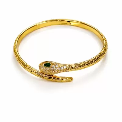Pulseira dourada em forma de serpente com olhos verdes e cristais brancos