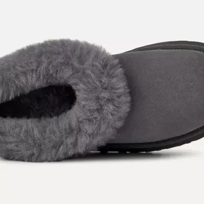 Pantufa cinzenta com interior felpudo e solado preto vista superior