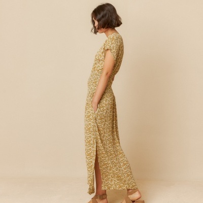 Vestido comprido amarelo estampado com sandálias castanhas