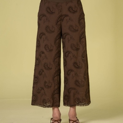 Calças castanhas com padrão paisley e barra decorativa
