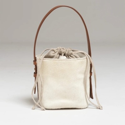 Mala pequena tipo saco cru com alça castanha e fecho de cordão