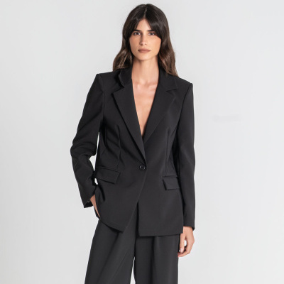 Blazer preto feminino com calças largas pretas em fundo branco