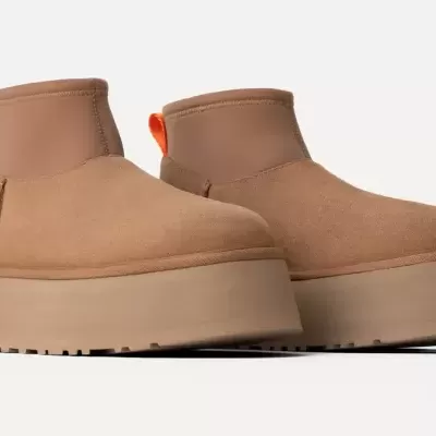 Botas castanhas com sola de plataforma e puxador laranja