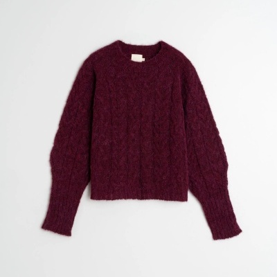 Camisola de malha bordô com padrão de tranças e gola redonda