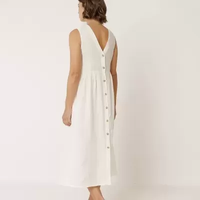 Vestido comprido branco com botões atrás em fundo branco