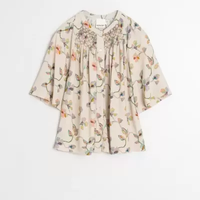 Blusa feminina bege com padrão floral colorido e bordado na gola