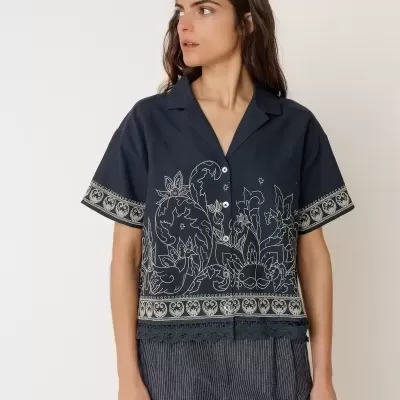 Camisa azul escura com padrão floral e renda na barra