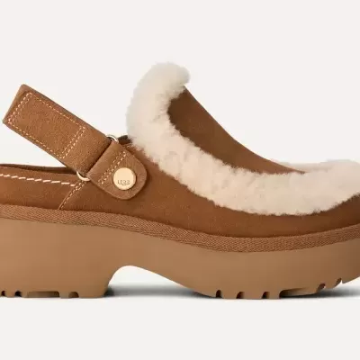 Sapato tipo mocassim aberto atrás castanho com pelo branco e sola grossa.