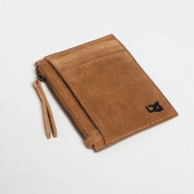 Carteira ou porta-cartões em camurça castanha com fecho e máscara preta