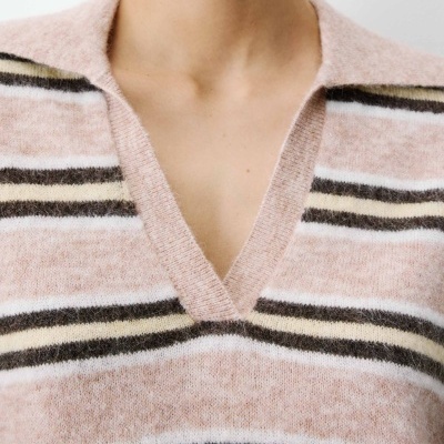 Camisola rosa em malha felpuda com riscas horizontais e gola em V