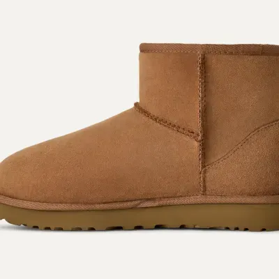 Bota castanha de camurça tipo UGG com sola de borracha