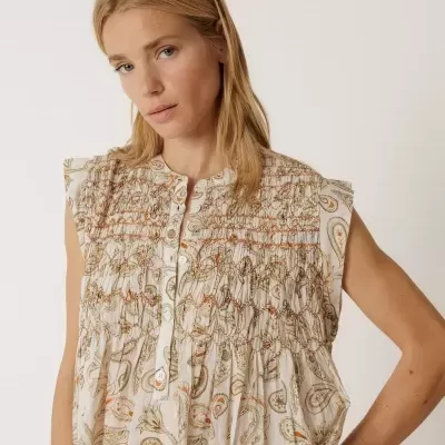 Blusa feminina sem mangas com padrão floral em tons verdes e laranja