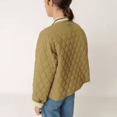 Casaco matelassé verde-oliva visto de costas com detalhe na gola