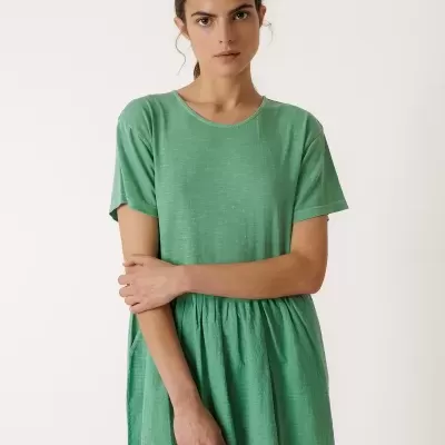 Vestido verde claro de manga curta com textura e cintura franzida