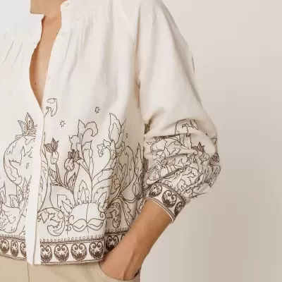 Blusa branca feminina com bordado floral castanho e botões frontais