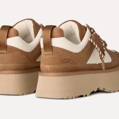 Par de sapatilhas UGG castanhas e brancas com solas grossas