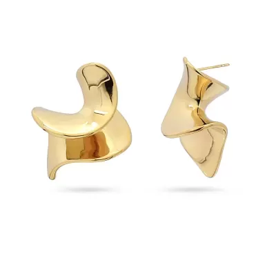 Brincos dourados curvos e irregulares com brilho metálico