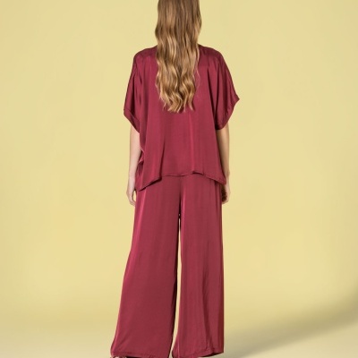 Conjunto feminino vinho de blusa e calças largas vista de costas