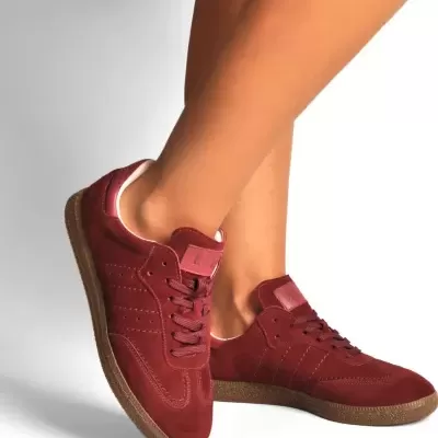 Sapatilhas vermelhas de camurça com sola castanha e atacadores vermelhos