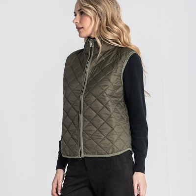 Colete matelassê verde-oliva com fecho de correr frontal e gola alta.
