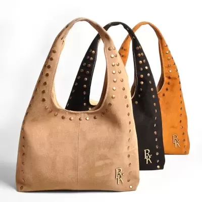 Três malas de ombro em camurça com tachas douradas