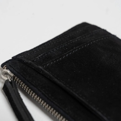 Estojo preto de camurça com fecho metálico prateado