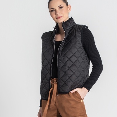 Colete acolchoado preto com padrão em losangos com fecho de correr