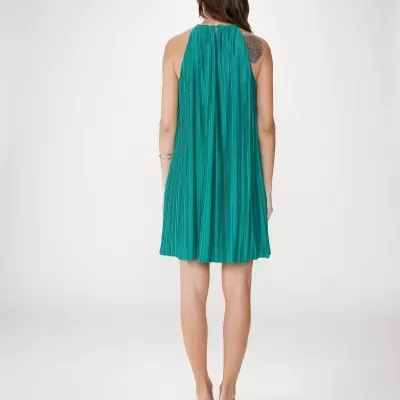 Vestido verde água plissado sem mangas visto de costas.