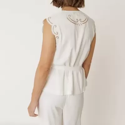 Blusa branca bordada sem mangas com cinto