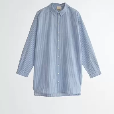 Camisa azul às riscas verticais brancas, mangas compridas, botões.