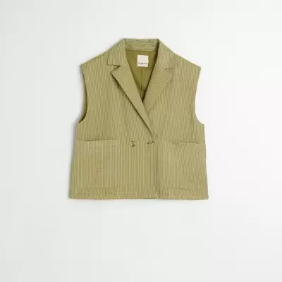 Colete verde com riscas brancas e gola de blazer