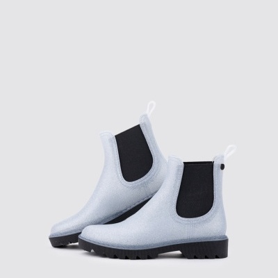 Botas de borracha azuis claras com elásticos pretos e solas pretas