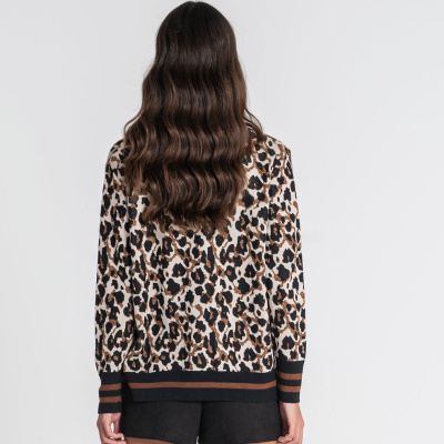 Camisola feminina estampada de leopardo vista de costas