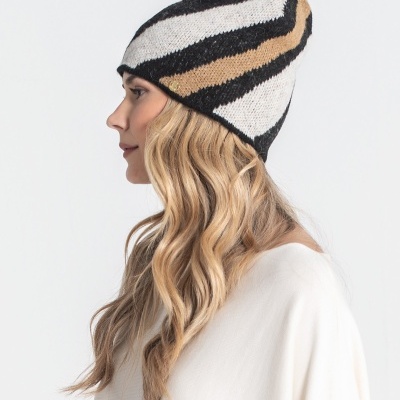 Gorro de malha riscado em tons de cinza, preto, branco e castanho num fundo branco.