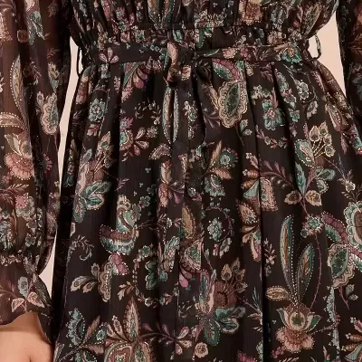 Vestido feminino preto com padrão floral colorido e cinto fino