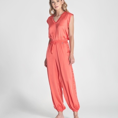 Macacão cor-de-rosa coral com decote em V e punhos elásticos