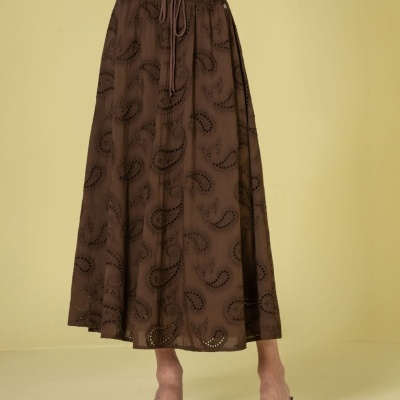 Saia castanha longa com bordado em padrão de gotas e cós elástico com cordão.