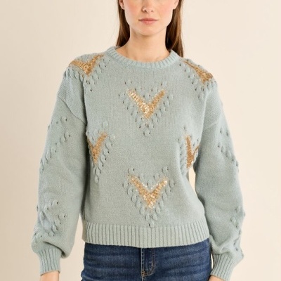 Camisola azul clara com detalhes dourados e calças de ganga