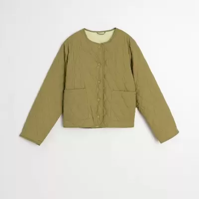 Casaco acolchoado verde-oliva com botões e bolsos em fundo branco