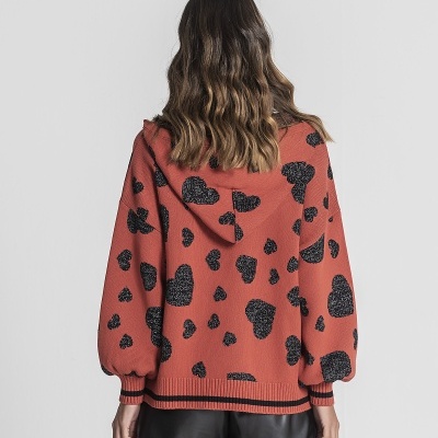 Camisola rosa escuro com capuz e coração preto, vista de costas.