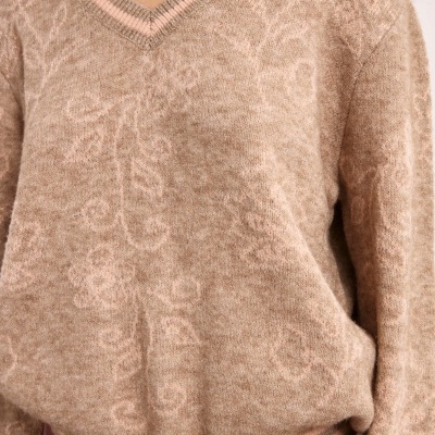 Camisola bege de malha com padrão floral jacquard e riscas cor-de-rosa na gola e bainha