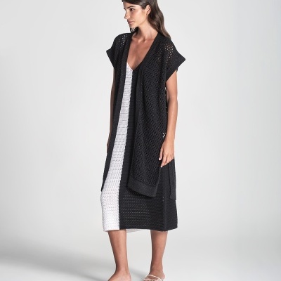 Casaco ou colete preto de malha comprido sobre vestido branco comprido