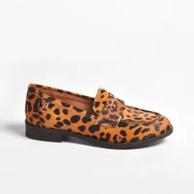 Mocassim masculino com padrão animal castanho e preto e sola preta