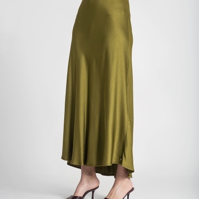 Saia feminina comprida verde oliva com tecido acetinado e sandálias de salto alto vinho